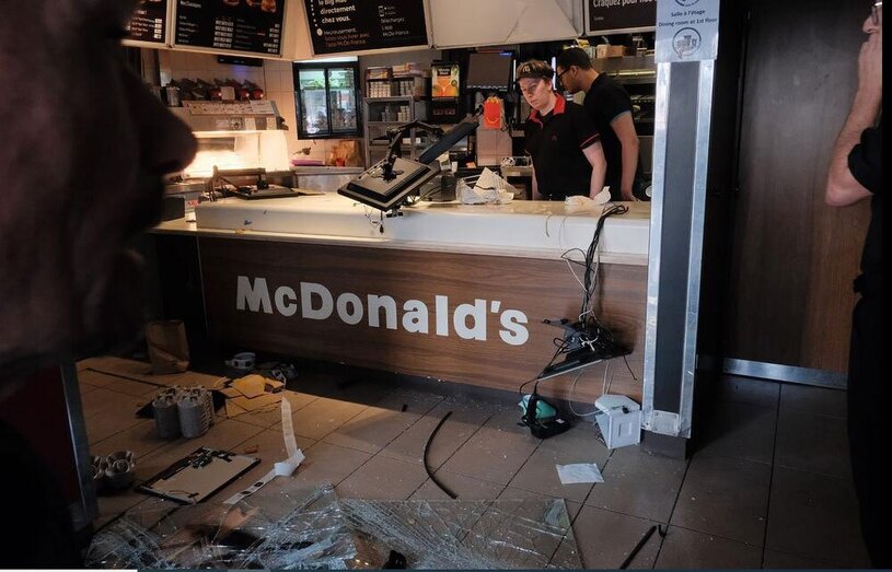 دیدنی های امروز؛ اعتراضات روز جهانی کارگر حمله معترضان در روز جهانی کارگر به شعبه رستوران آمریکایی