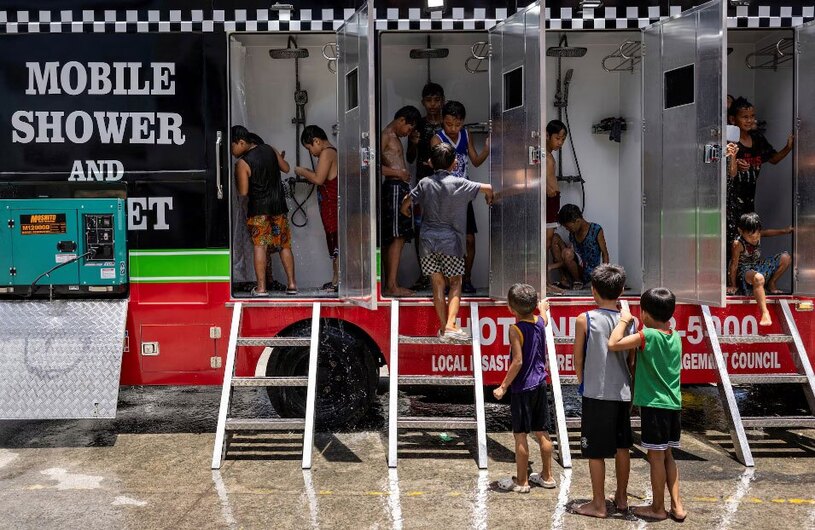 دیدنی های امروز؛ از روز جهانی آزادی مطبوعات تا سفرهای تبلیغاتی ترامپ نصب دوش های سیار برای در امان ماندن از گرما