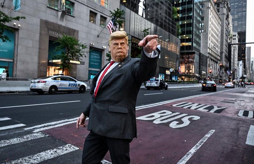 مردی با پوشیدن ماسک دونالد ترامپ 