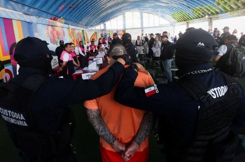 دیدنی های امروز؛ از رای دادن زندانی مکزیکی تا عکس های کمدی حیوانات خانگی زندان یک زندانی را در مکزیک