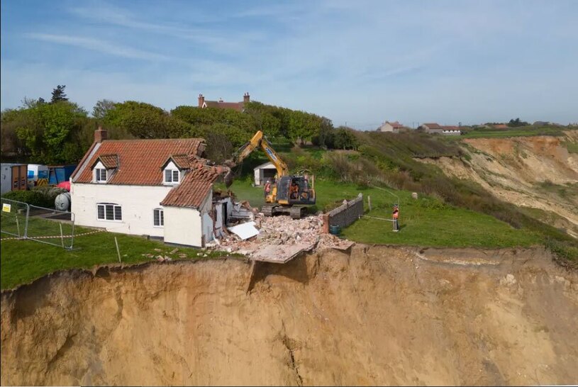 دیدنی های امروز؛ از رای دادن زندانی مکزیکی تا عکس های کمدی حیوانات خانگی رانش زمین در نورفولک انگلیس