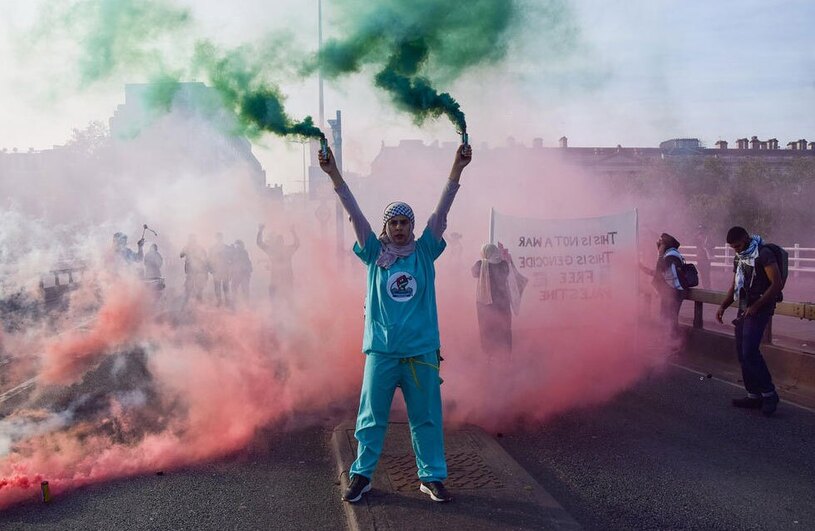 دیدنی های امروز؛ از شفق قطبی تا مسابقات یورو ویژن تظاهرات کنندگان حامی فلسطین پل واترلو را در شهر لندن