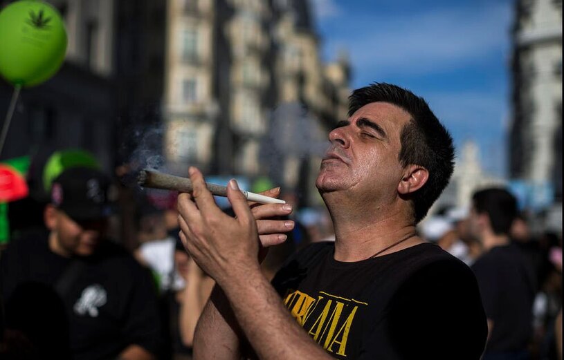 دیدنی های امروز؛ از شفق قطبی تا مسابقات یورو ویژن راهپیمایی روز جهانی ماریجوانا