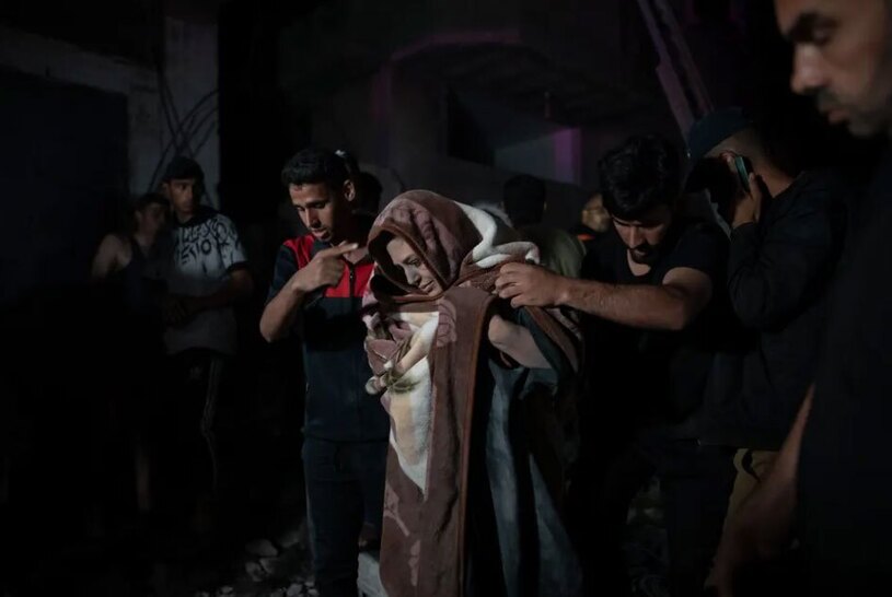 دیدنی های امروز؛ از شفق قطبی تا مسابقات یورو ویژن بیرون کشیدن اعضای یک خانواده فلسطینی از زیر آوار خانه