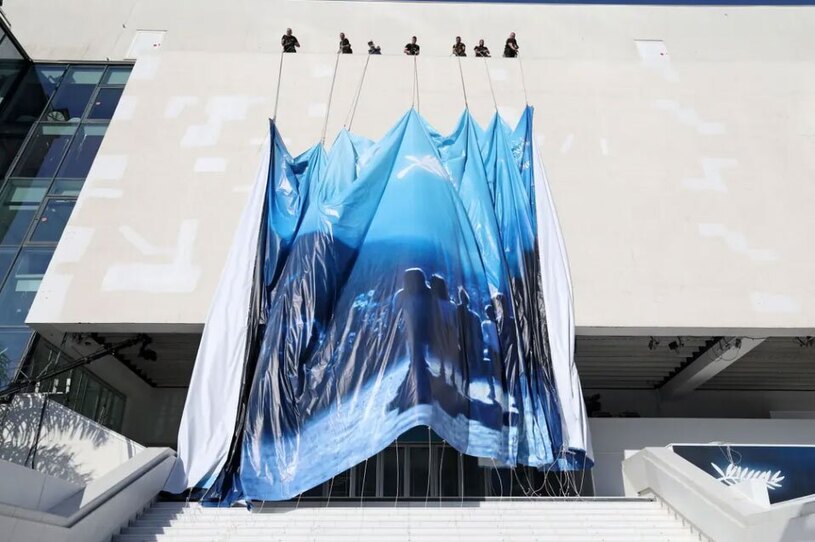 آویزان کردن بنر هفتاد وهفتمین جشنواره سالانه سینمایی کن فرانسه