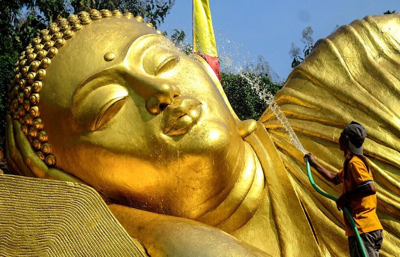 شستن مجسمه بودا در معبدی در اندونزی