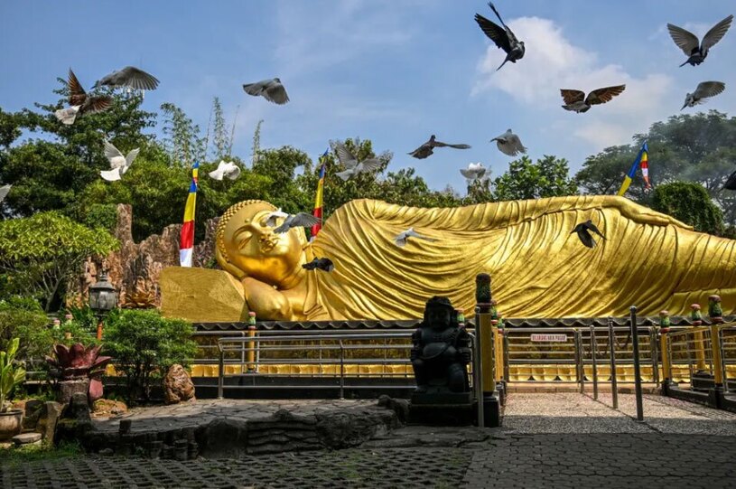 شستن مجسمه بودا در معبدی در اندونزی