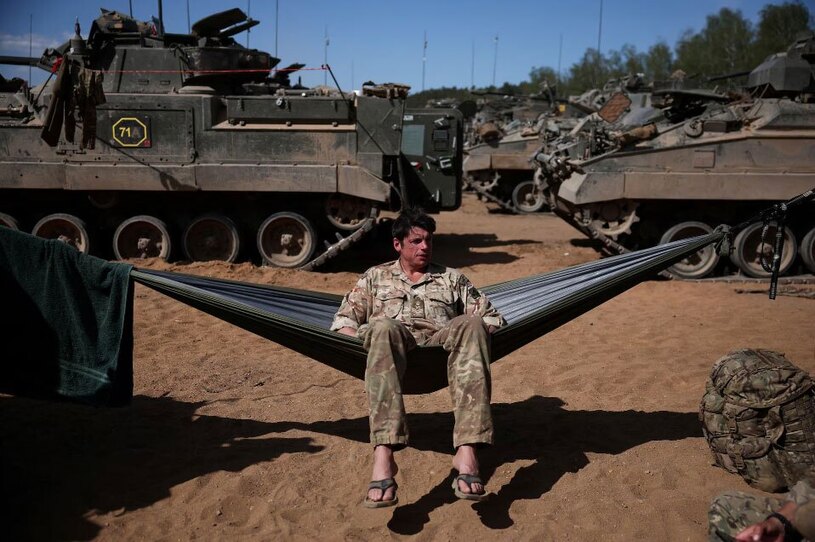 دیدنی های امروز؛ از دعای پاپ فرانسیس تا سفر پوتین به چین یک سرباز ارتش انگلیس در جریان یک رزمایش