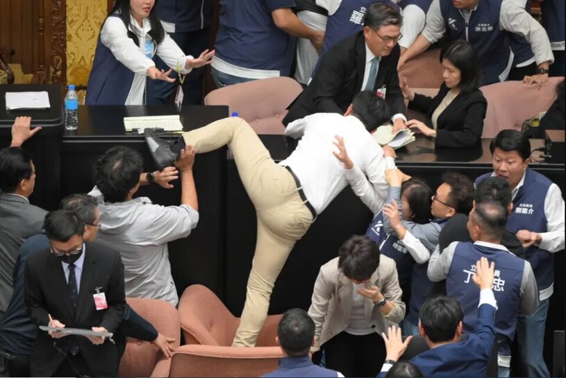 دیدنی های امروز؛ از دعای پاپ فرانسیس تا سفر پوتین به چین یک نماینده عضو حزب "دموکراتیک مترقی" تایوان