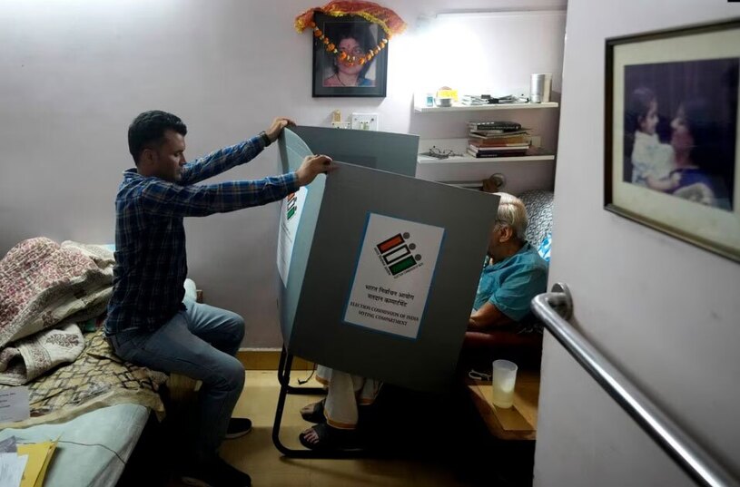 رای دادن یک شهروند سالخورده هندی در انتخابات سراسری 