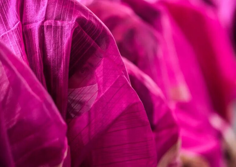 دیدنی های امروز؛ از کوهنورد افسانه ای نپال تا شهر میمون های تایلند 51 عروس کشمیری در یک مراسم