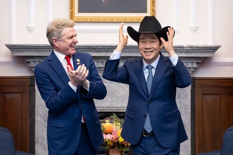 هدیه کلاه کابویی از سوی هیات کنگره آمریکا 