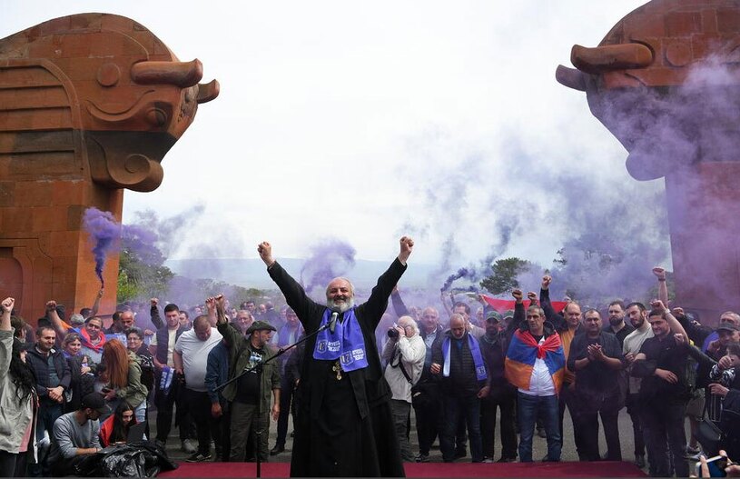 اسقف اعظم کلیسای ارمنستان در تظاهرات مخالفان