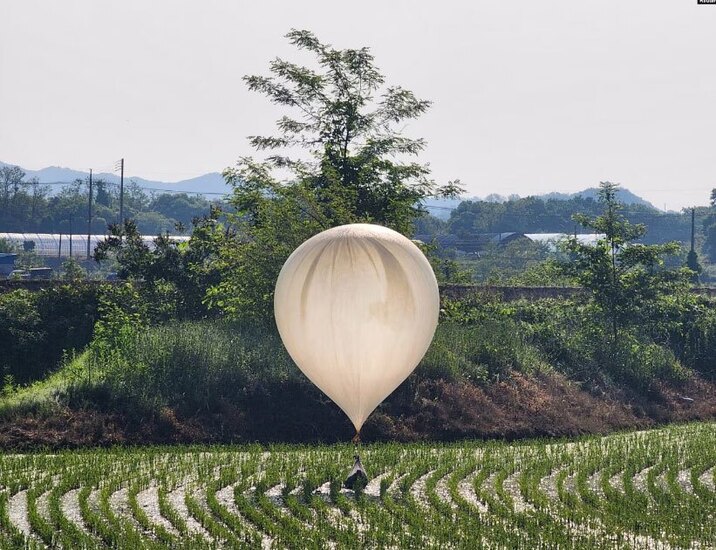 بالن های حاوی زباله و مدفوع ارسالی از کره شمالی 