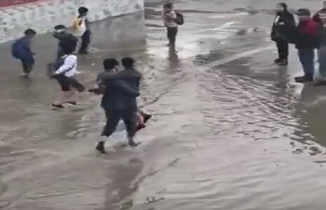 اقدام یک معلم جوان در سیل مشهد/ فیلم