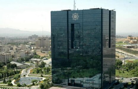 انتقاد تند مجری تلویزیون از رفتار دوگانه رئیس بانک مرکزی/ فیلم