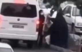 پلیس پوشاندن یک زن پتو