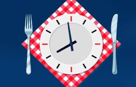 چرا این شب ها باید زود شام بخوریم؟ ۸ نکته مهم قبل و بعد از شام خوردن