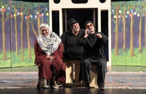 طاووس خانم و ازدواج‌هایش روی صحنه می‌رود