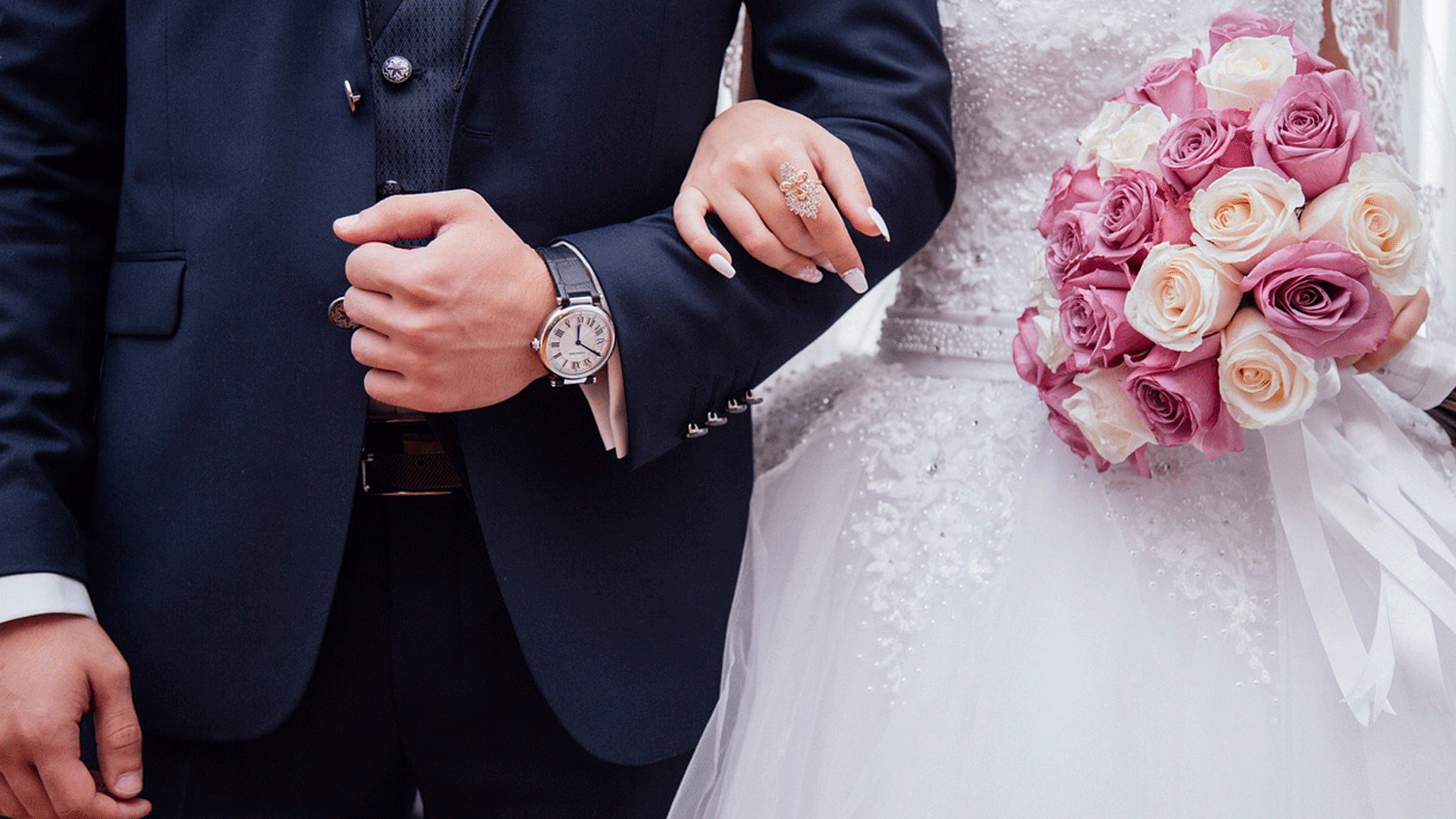 giving-gift-to-the-bride-and-groom-header-1