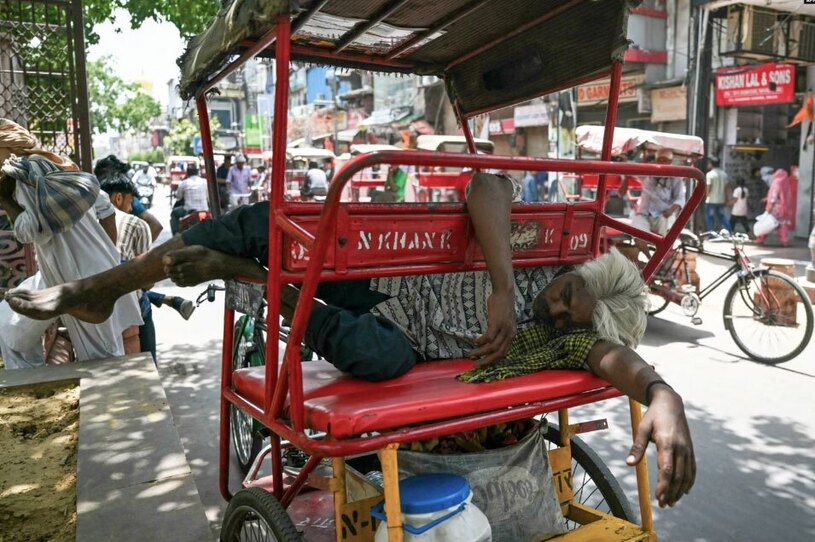 دیدنی های امروز؛ از گرمای بی سابقه در هند تا جارچی سلطنتی لندن دمای کم سابقه 52 درجه ای در پایتخت هند