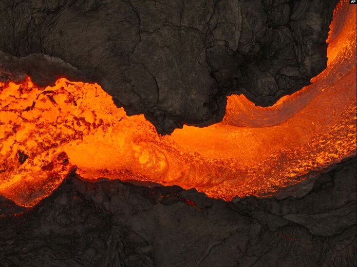 دیدنی های امروز؛ از گرمای بی سابقه در هند تا جارچی سلطنتی لندن گدازه های آتشفشانی در ایسلند