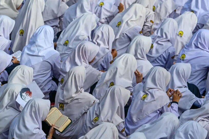 دعای دختران دبیرستانی در اندونزی