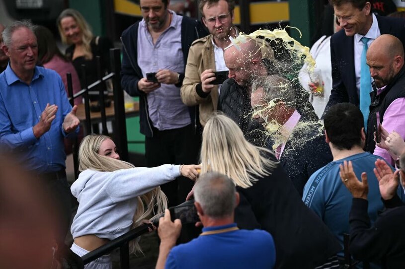 پرتاب نوشیدنی به صورت "نایجل فاراژ" رهبر تازه منصوب شده حزب پوپولیست