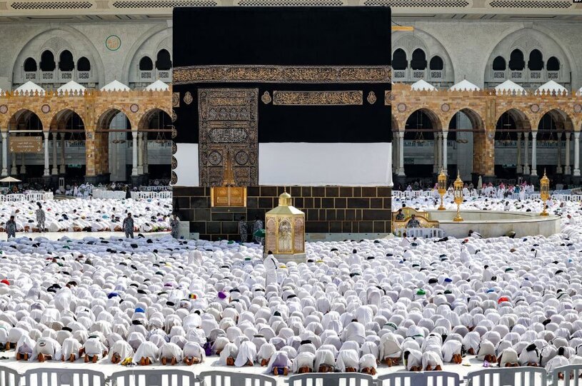 زائران کعبه در حال انجام مناسک حج 