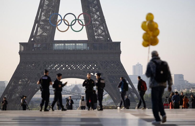 دیدنی های امروز؛ از سفر رهبران غربی به فرانسه تا اوضاع غزه نصب حلقه های نماد المپیک روی برج ایفل