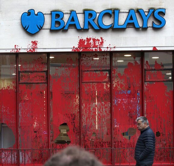 پاشیدن رنگ قرمز (رنگ خون) از سوی حامیان فلسطین در انگلیس