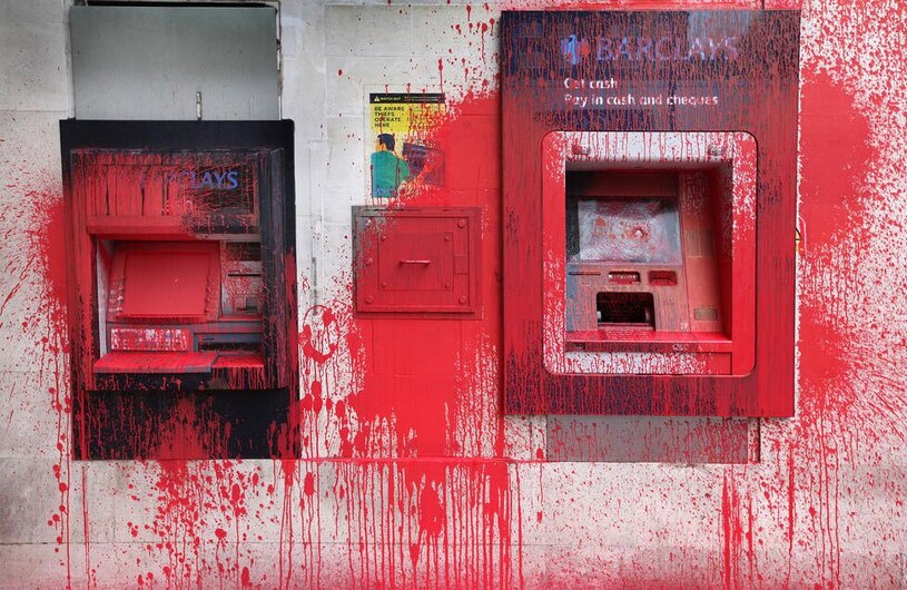 پاشیدن رنگ قرمز (رنگ خون) از سوی حامیان فلسطین در انگلیس