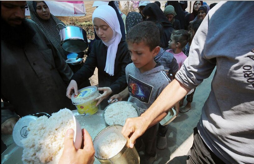 توزیع غذا بین فلسطینی ها در شهر دیرالبلح