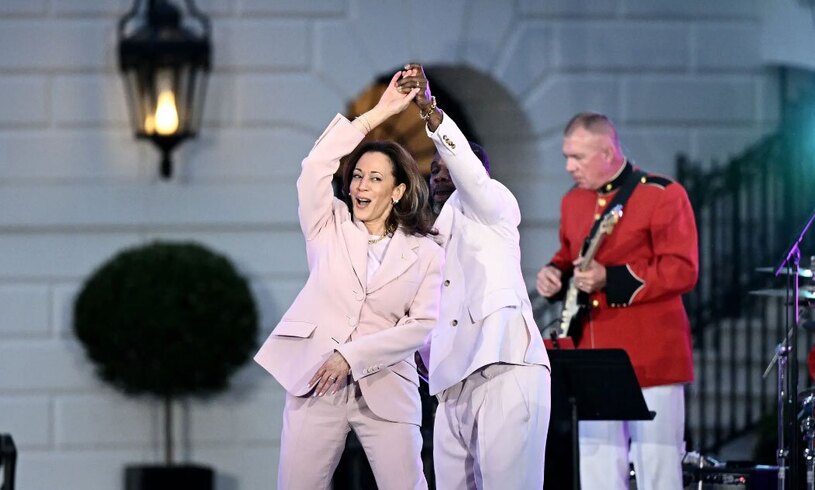 رقص معاون رئیس جمهوری آمریکا روی صحنه کنسرت