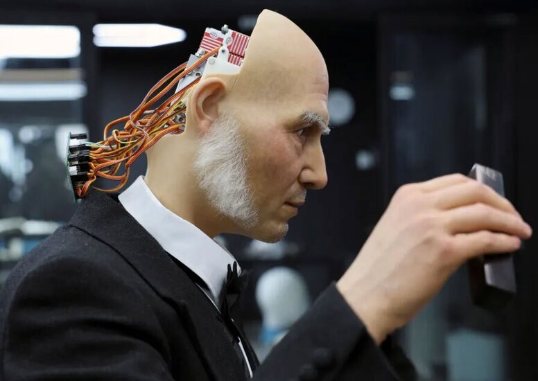 ربات انسان نما در نمایشگاهی در دالیان 