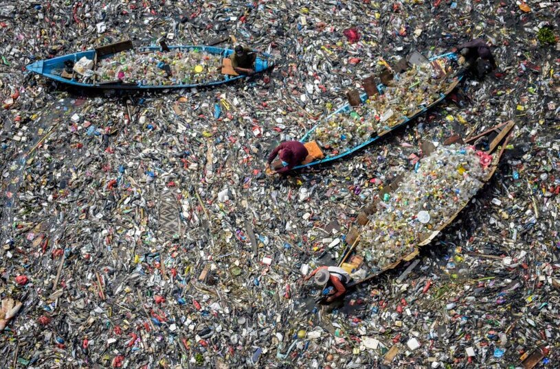 جمع آوری زباله های پلاستیکی از رودخانه ای در جاوه اندونزی