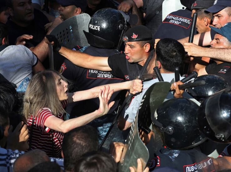 تجمع و تظاهرات مخالفان نخست وزیر ارمنستان