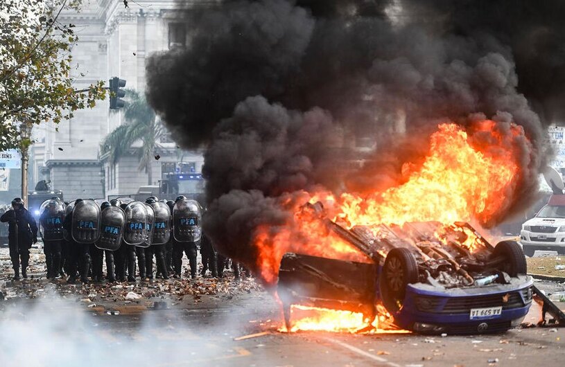 درگیری مخالفان رئیس جمهوری آرژانتین با پلیس 