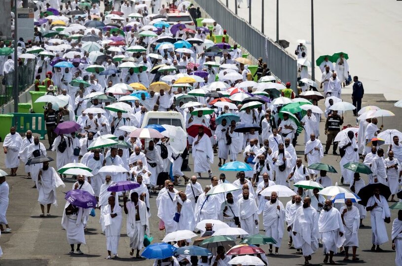 ورود حجاج به چادرهایشان در صحرای منا