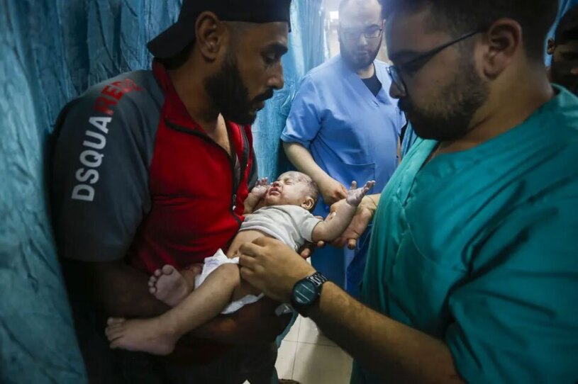 نجات شهروندان فلسطینی از ساختمانی بمباران 