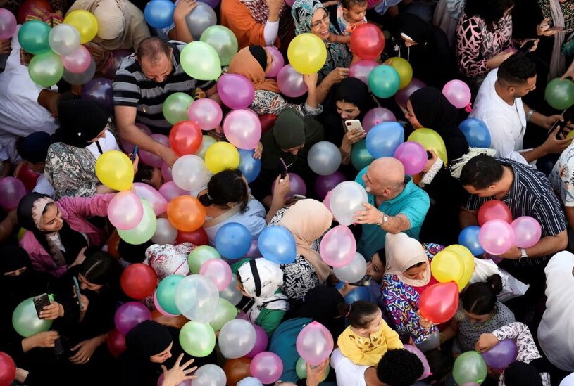 توزیع بادکنک های رنگی بین نمازگزاران عید قربان