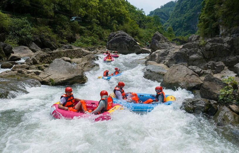 قایقرانی در رودخانه خروشان