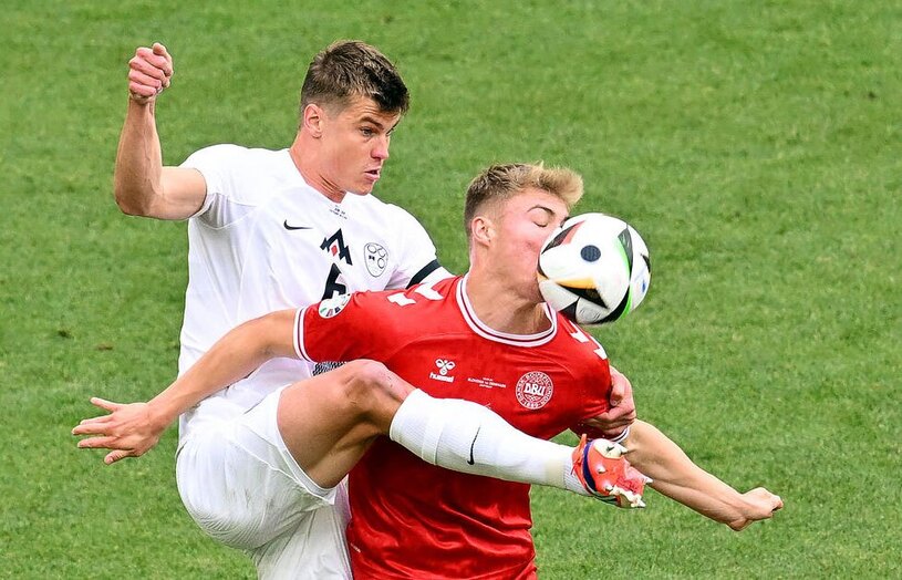 بازی دو تیم فوتبال اسلونی و دانمارک 