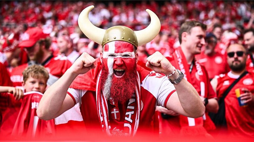 بازی دو تیم فوتبال اسلونی و دانمارک 