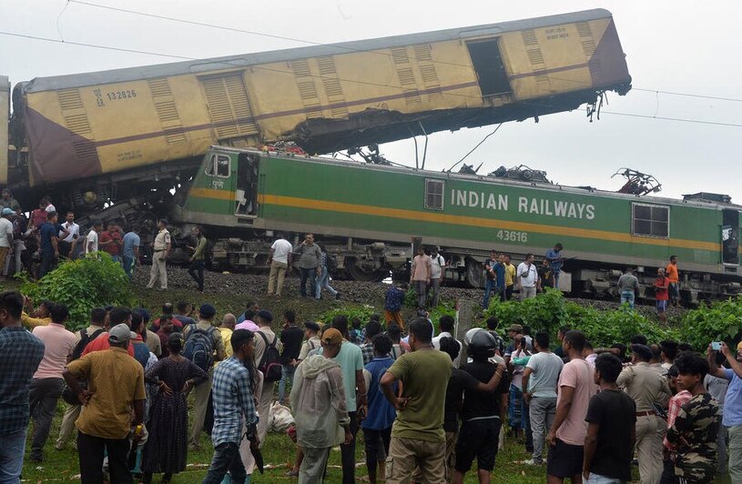 دیدنی های امروز؛ از مامور امنیتی طالبان تا قربانی های عید قربان دستکم 8 کشته در تصادف قطار در هند