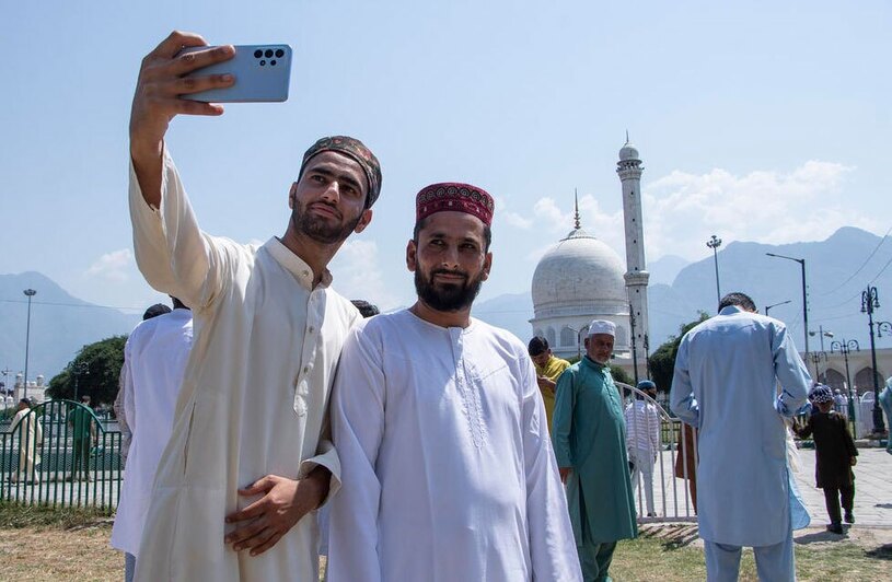 دیدنی های امروز؛ از مامور امنیتی طالبان تا قربانی های عید قربان نماز عید قربان در سرینگر کشمیر