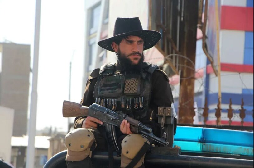 دیدنی های امروز؛ از مامور امنیتی طالبان تا قربانی های عید قربان یک مامور امنیتی طالبان در حالی که مردم برای نماز عید قربان