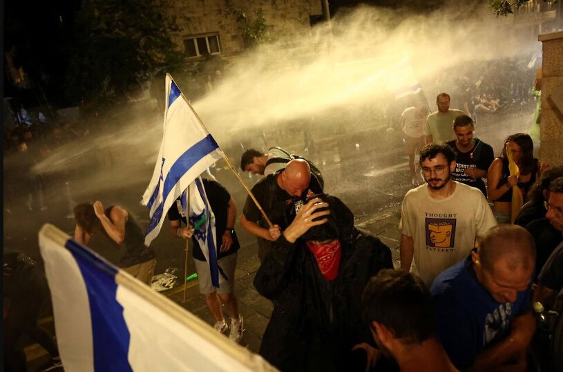 استفاده از ماشین آبپاش برای متفرق کردن معترضان ضدنتانیاهو