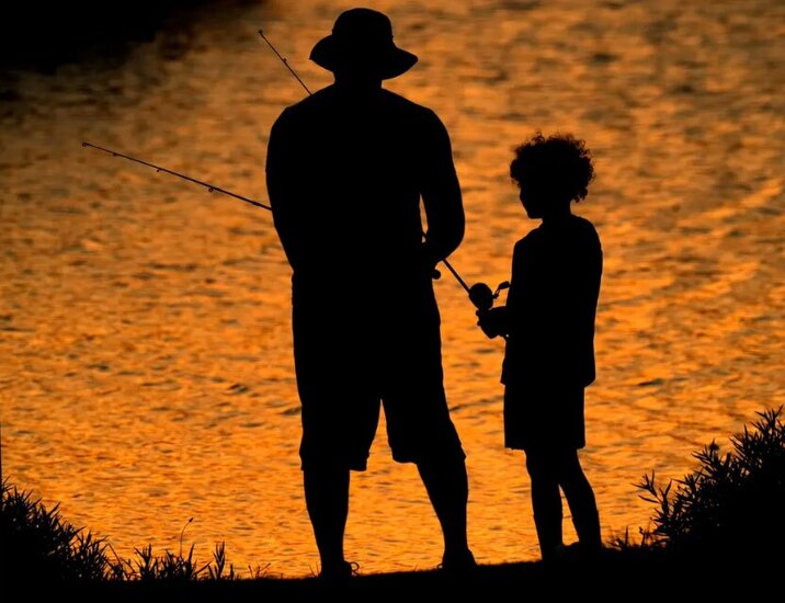 ماهیگیری یک پدر و پسر از دریاچه