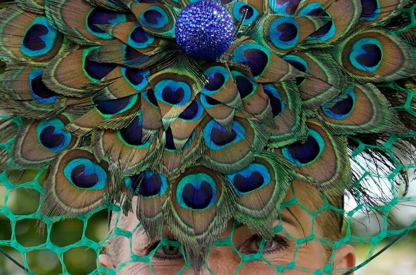 پوشیدن کلاه هایی با تم های مختلف از سوی تماشاچیان مسابقات سالانه اسب سواری